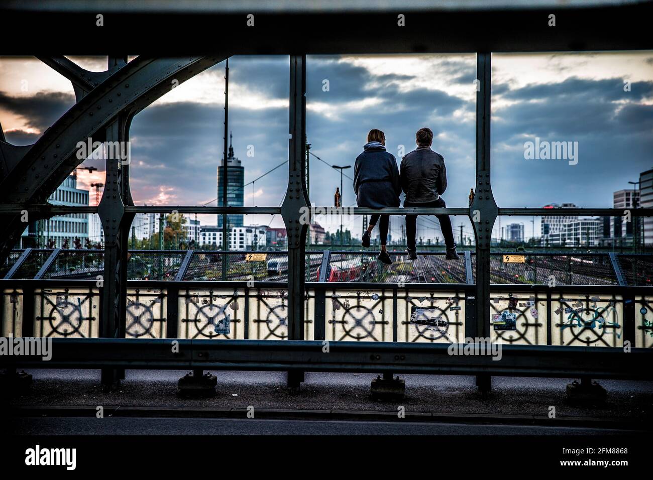 Blick über die Hackerbrücke  Pärchen Verliebte Herbst Abend Feierabend Feierabendbier K Stock Photo