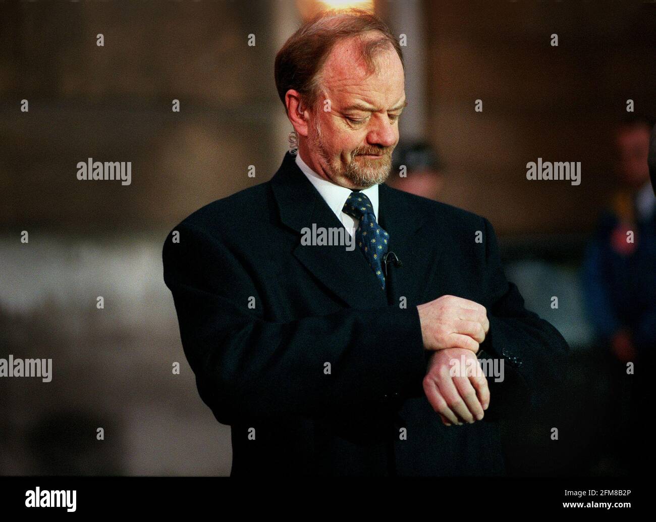 Foreign Secretary Robin Cook January 1999looking at his watch during the Yugoslavia Kosovo Contact Group meeting a the foreign Office Stock Photo