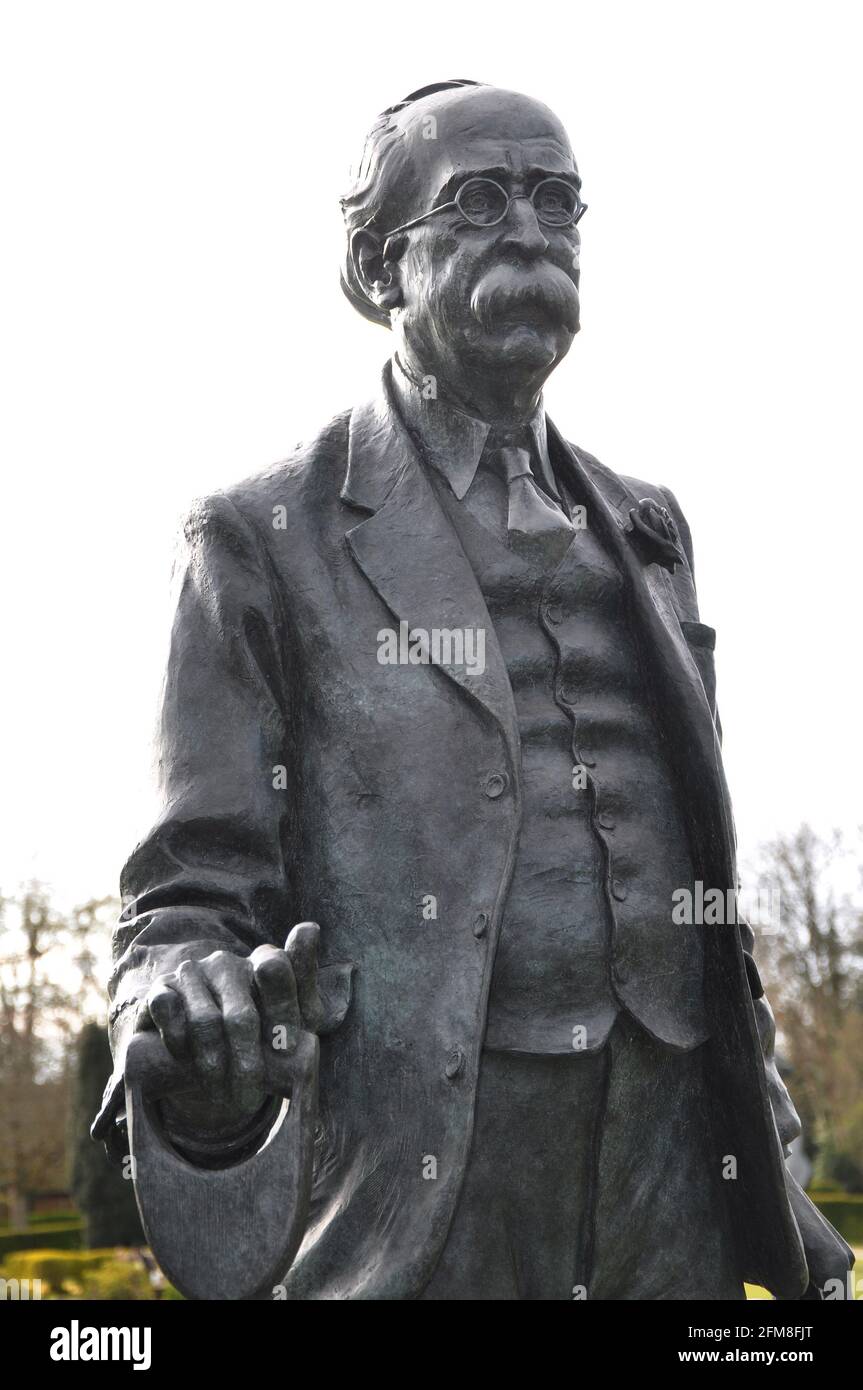 Ebenezer howard statue hires stock photography and images Alamy