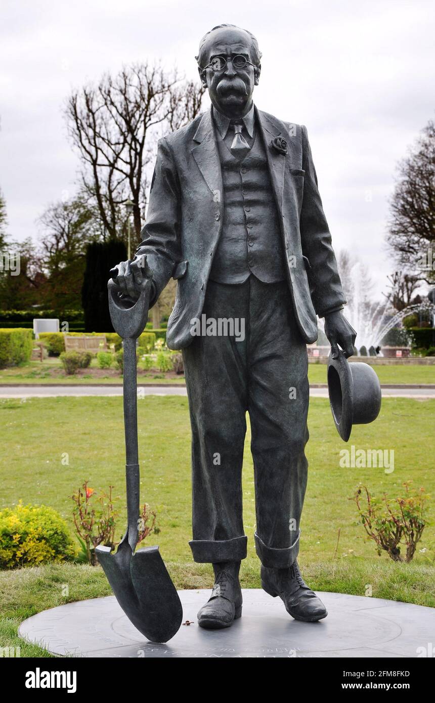 Ebenezar Howard Statue Welwyn Garden City Herts Stock Photo Alamy