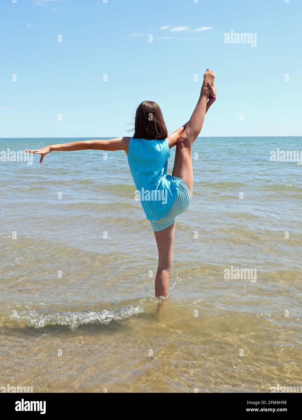 Kid girl gymnastique rythmique exercices sur fond blanc Photo Stock - Alamy