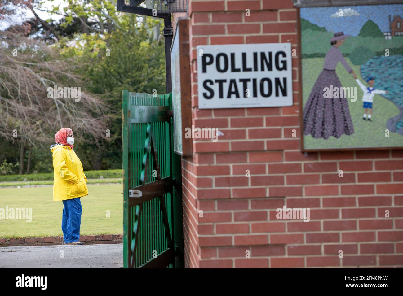 Hartlepool by-Election.  Voters entering Ward Jackson Bowling Green Pavilion  Polling Cantre, Ward Jackson Park,  Hartlepool. Stock Photo