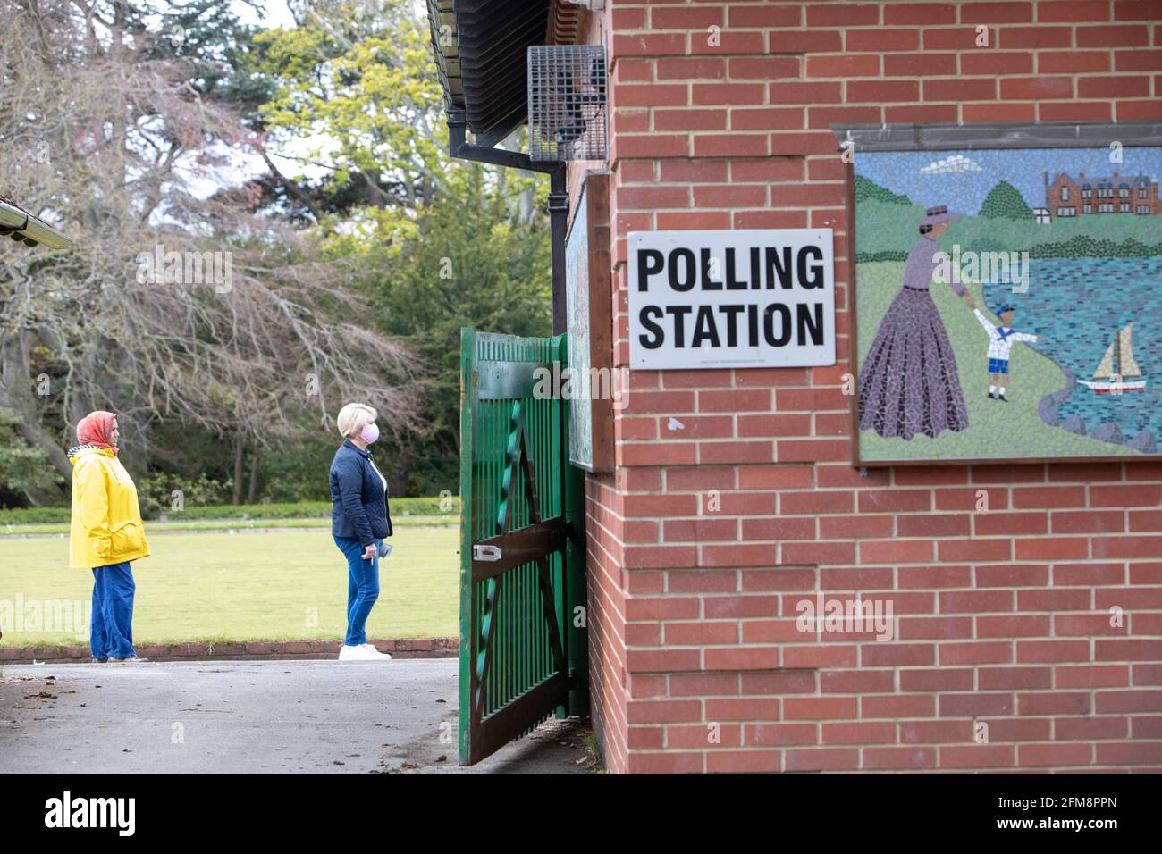 Hartlepool by-Election.  Voters entering Ward Jackson Bowling Green Pavilion  Polling Cantre, Ward Jackson Park,  Hartlepool. Stock Photo