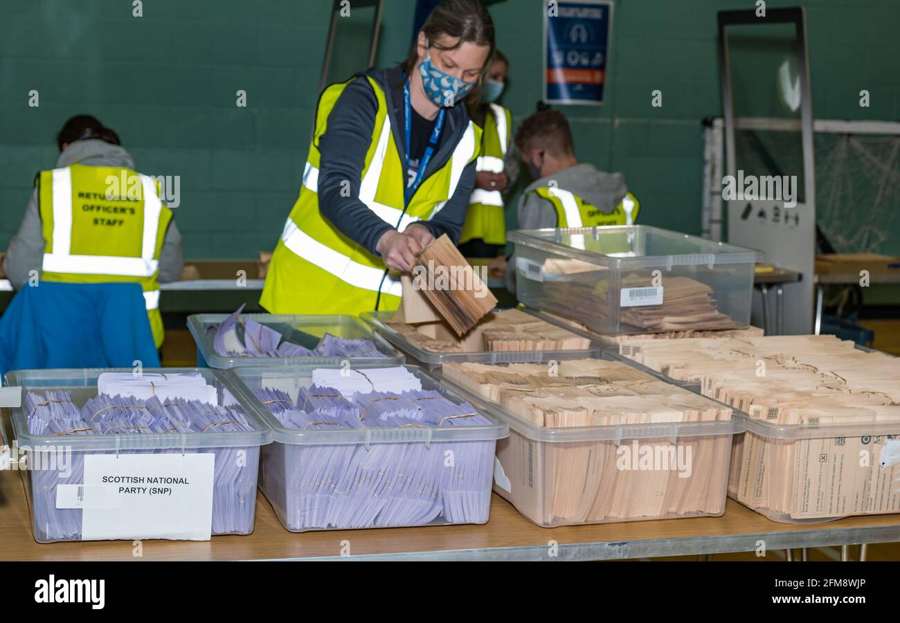 Election count staff sort ballot boxes hi-res stock photography and ...