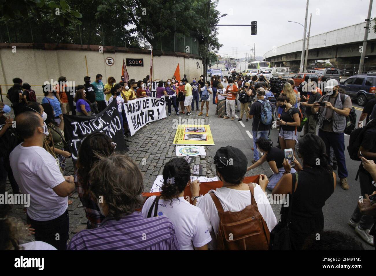 Rio de Janeiro, Rio de Janeiro, Brasil. 7th May, 2021. (INT) JACAREZINHO PROTEST - Rio de Janeiro OF THE POLICE - May 6, 2021, Rio de Janeiro, Brazil: Movements linked to Human Rights, are currently making a protest in front of the city of the police, in the northern area of Rio de Janeiro. They cry out for justice for the 25 killed in the operation on the date of yesterday 6, in the favela do jacarezinho. Credit: Jose Lucena/TheNEWS2/ZUMA Wire/Alamy Live News Stock Photo