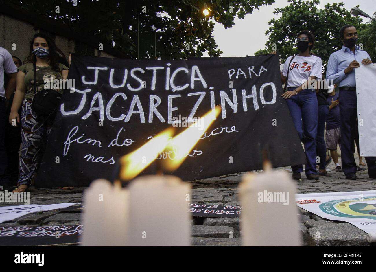 Rio de Janeiro, Rio de Janeiro, Brasil. 7th May, 2021. (INT) JACAREZINHO PROTEST - Rio de Janeiro OF THE POLICE - May 6, 2021, Rio de Janeiro, Brazil: Movements linked to Human Rights, are currently making a protest in front of the city of the police, in the northern area of Rio de Janeiro. They cry out for justice for the 25 killed in the operation on the date of yesterday 6, in the favela do jacarezinho. Credit: Jose Lucena/TheNEWS2/ZUMA Wire/Alamy Live News Stock Photo