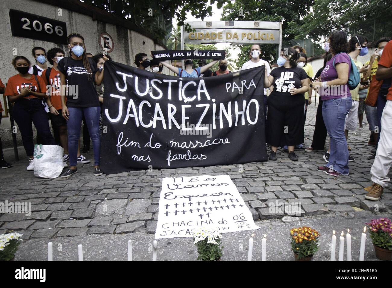 Rio de Janeiro, Rio de Janeiro, Brasil. 7th May, 2021. (INT) JACAREZINHO PROTEST - Rio de Janeiro OF THE POLICE - May 6, 2021, Rio de Janeiro, Brazil: Movements linked to Human Rights, are currently making a protest in front of the city of the police, in the northern area of Rio de Janeiro. They cry out for justice for the 25 killed in the operation on the date of yesterday 6, in the favela do jacarezinho. Credit: Jose Lucena/TheNEWS2/ZUMA Wire/Alamy Live News Stock Photo