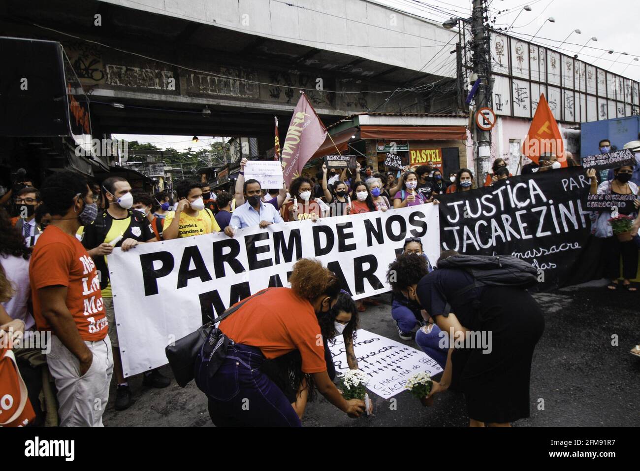 Rio de Janeiro, Rio de Janeiro, Brasil. 7th May, 2021. (INT) JACAREZINHO PROTEST - Rio de Janeiro OF THE POLICE - May 6, 2021, Rio de Janeiro, Brazil: Movements linked to Human Rights, are currently making a protest in front of the city of the police, in the northern area of Rio de Janeiro. They cry out for justice for the 25 killed in the operation on the date of yesterday 6, in the favela do jacarezinho. Credit: Jose Lucena/TheNEWS2/ZUMA Wire/Alamy Live News Stock Photo