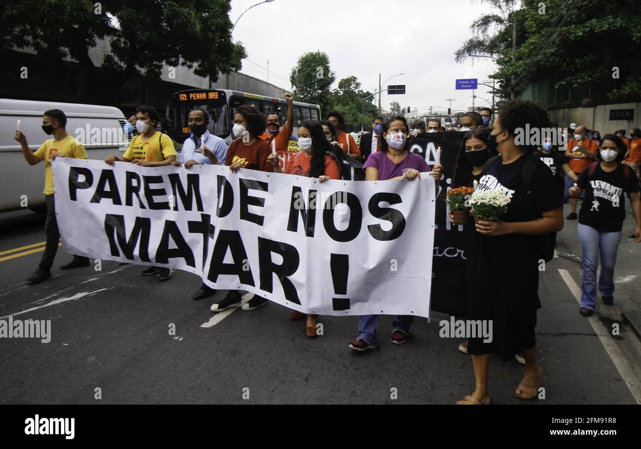 Rio de Janeiro, Rio de Janeiro, Brasil. 7th May, 2021. (INT) JACAREZINHO PROTEST - Rio de Janeiro OF THE POLICE - May 6, 2021, Rio de Janeiro, Brazil: Movements linked to Human Rights, are currently making a protest in front of the city of the police, in the northern area of Rio de Janeiro. They cry out for justice for the 25 killed in the operation on the date of yesterday 6, in the favela do jacarezinho. Credit: Jose Lucena/TheNEWS2/ZUMA Wire/Alamy Live News Stock Photo