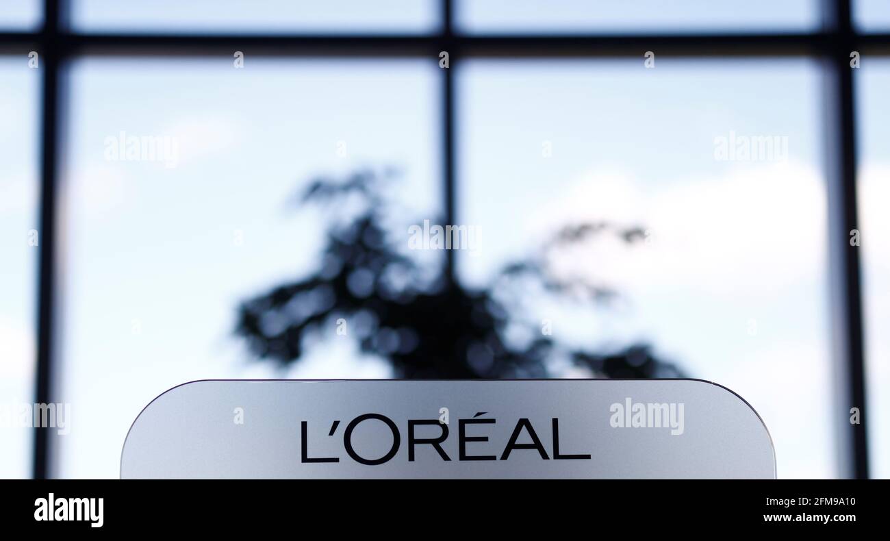 Loreal logo hi-res stock photography and images - Alamy
