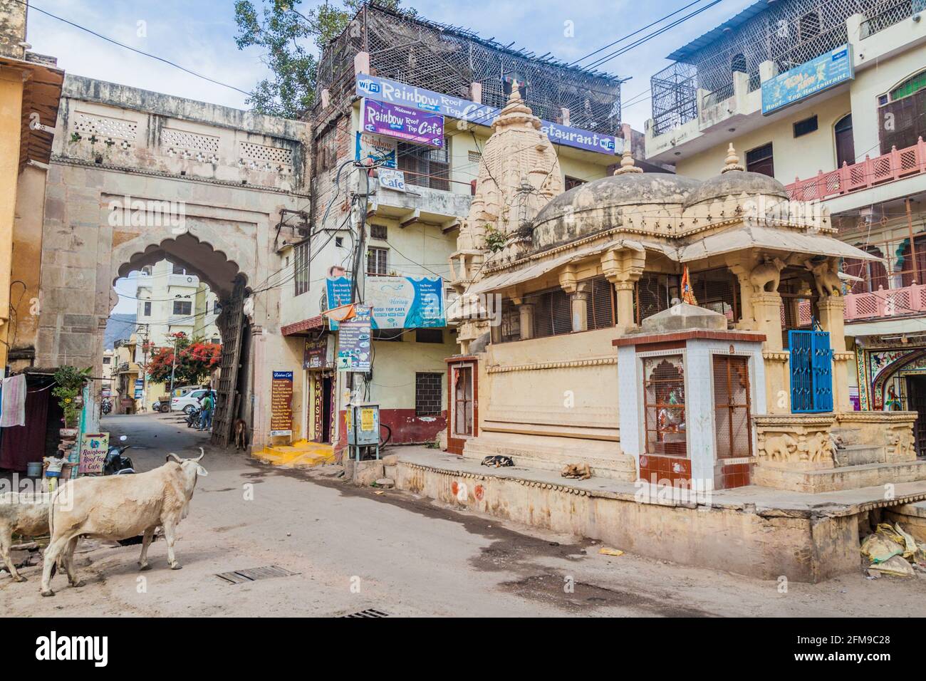 BUNDI, INDIA - FEBRUARY 16, 2017: Gate and a small temple in the center of Bundi, Rajasthan state, India Stock Photo