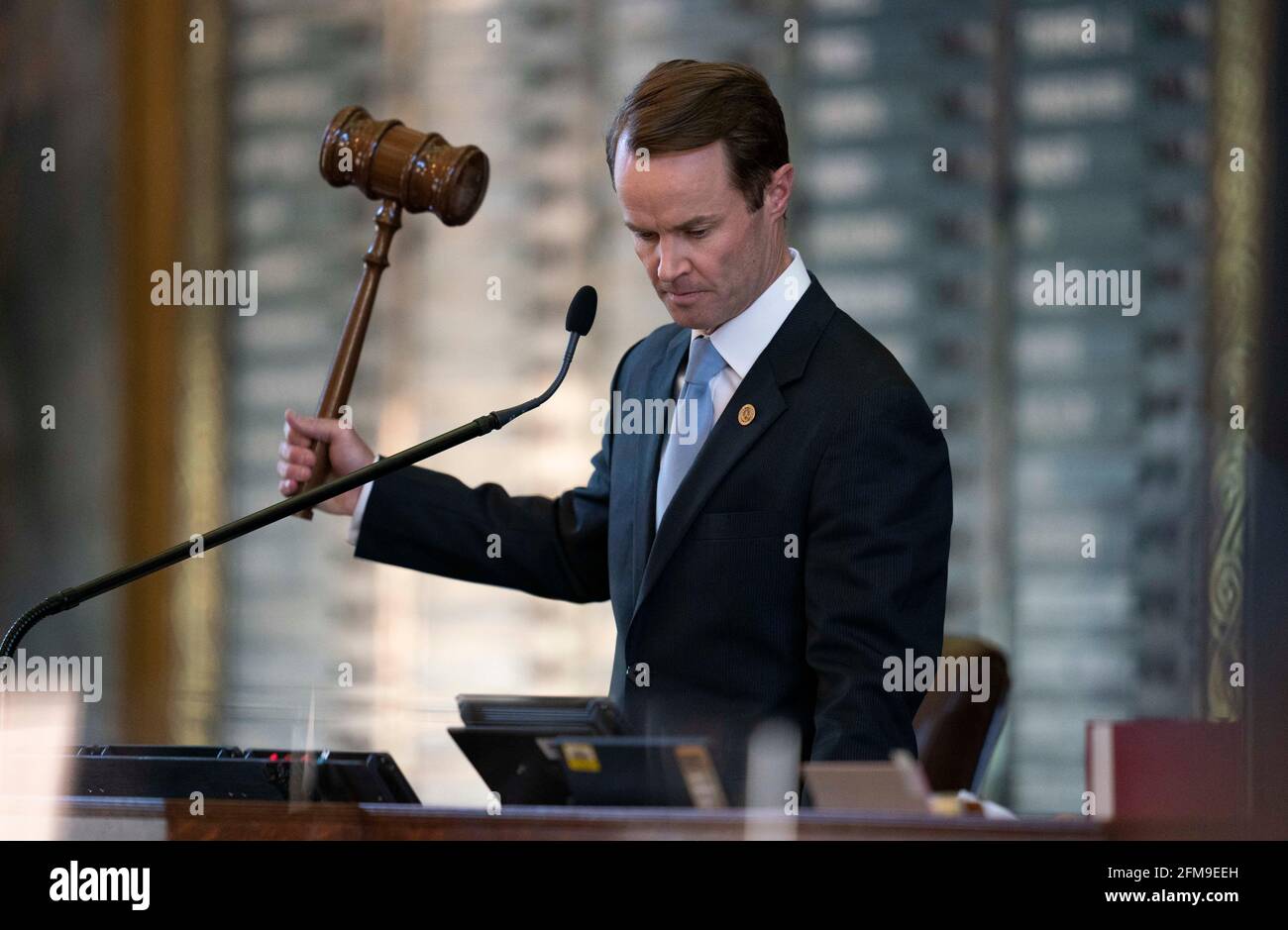 Austin, TX, USA. 6th May, 2021. The Texas House debating SB 7 late into the night a controversial omnibus elections bill that would make changes to the way Texas elections are held. House Speaker DADE PHELAN keeps order on the floor. Credit: Bob Daemmrich/ZUMA Wire/Alamy Live News Stock Photo