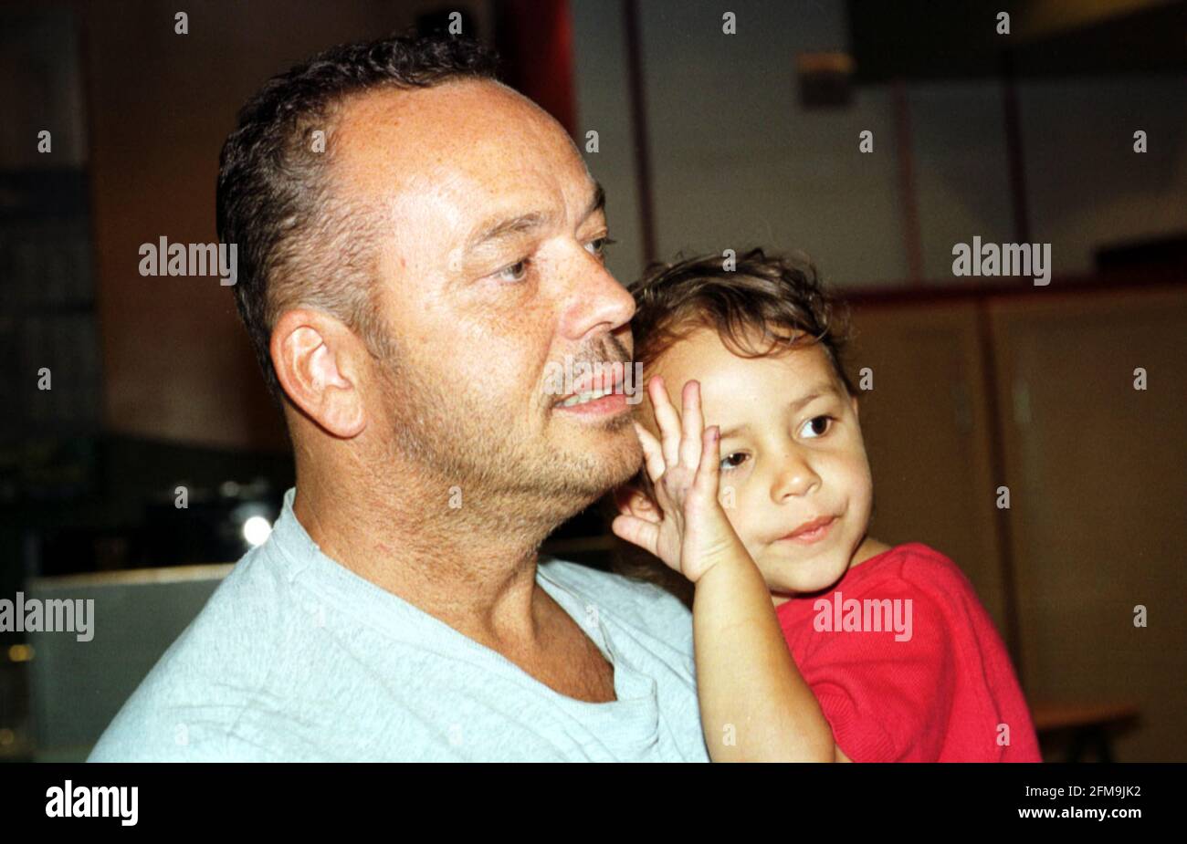 Sri Lanka Columbo Airport Tamil Tiger Attack  July 2001 John Reynolds and three year old  Lola Bellien two of the Britons caught up in the Tamil Tiger attack on Columbo Airport seen here returning to Heathrow Airport Stock Photo