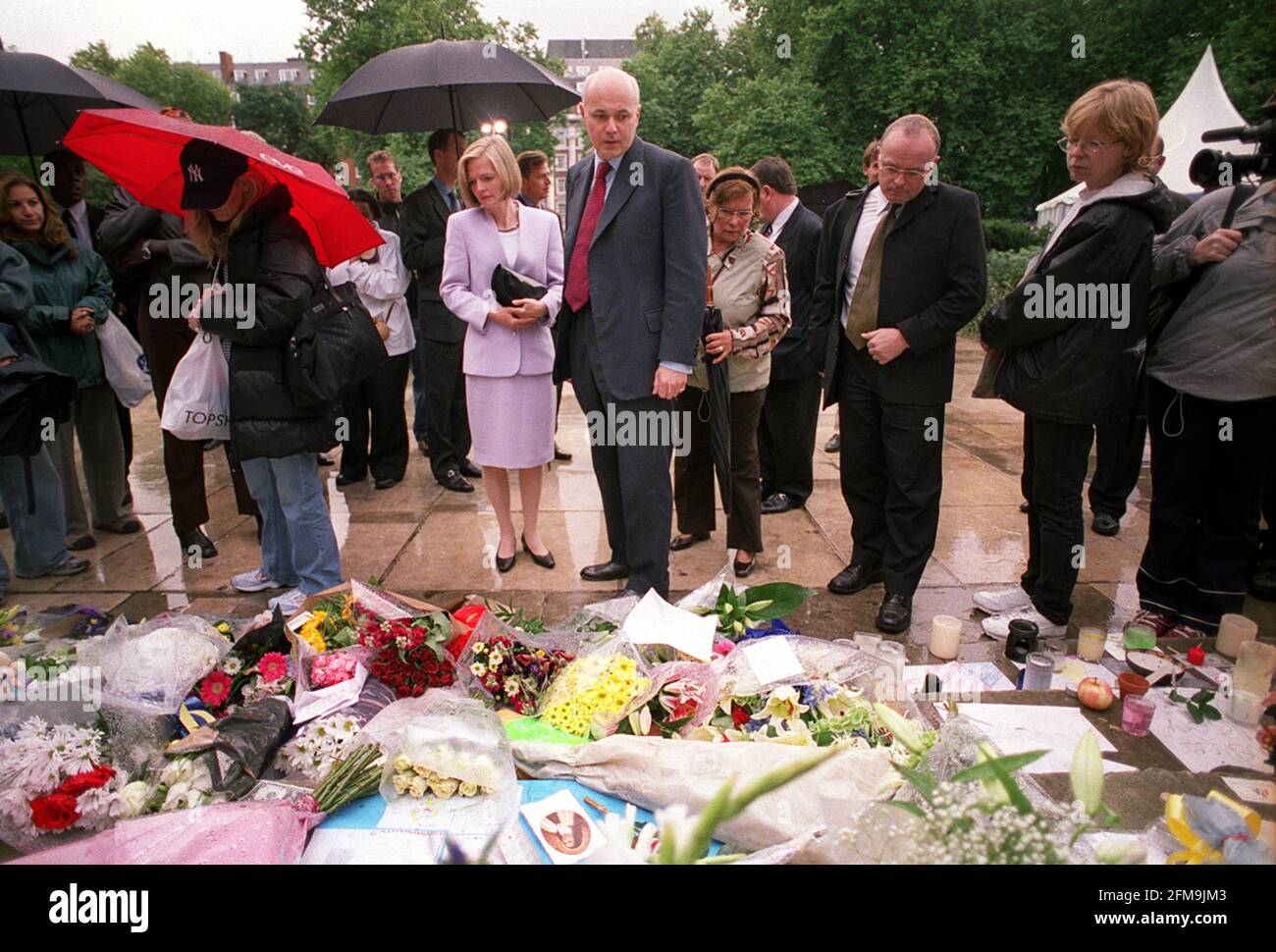 IAIN DUNCAN SMITH, AND HIS WIFE BETSY, LOOKING AT THE FLORAL TRIBUTES, FOR THE VICTIMS OF THE AMERICAN TERRORIST ATTACKS, IN GROSVENOR SQUARE OUTSIDE THE AMERICAN EMBASSY. 13 September 2001     PIC:JOHN VOOS Stock Photo