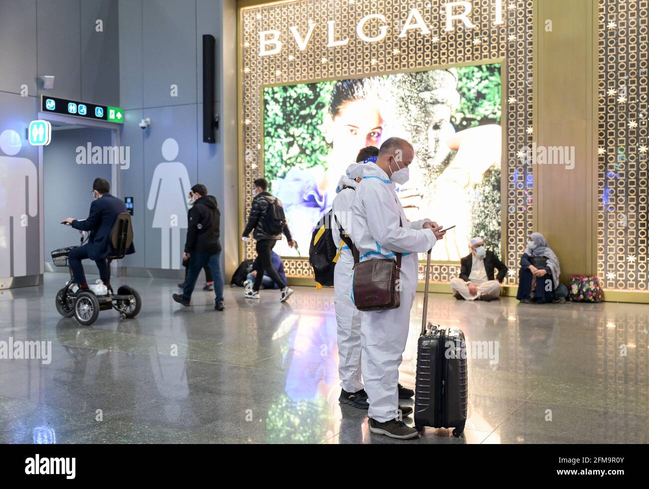 Turkey, Istanbul airport, chinese traveller with protection wear during Corona Pandemic time / TUERKEI, Istanbul Flughafen, Chinesische Reisende in Schutzkleidung während der Corona Pandemie Stock Photo