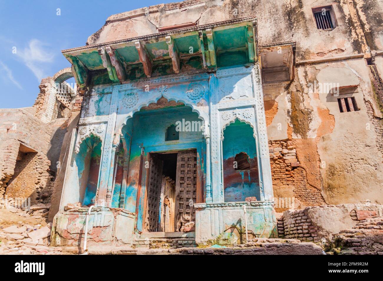 Crumbling house in Vrindavan, Uttar Pradesh state, India Stock Photo