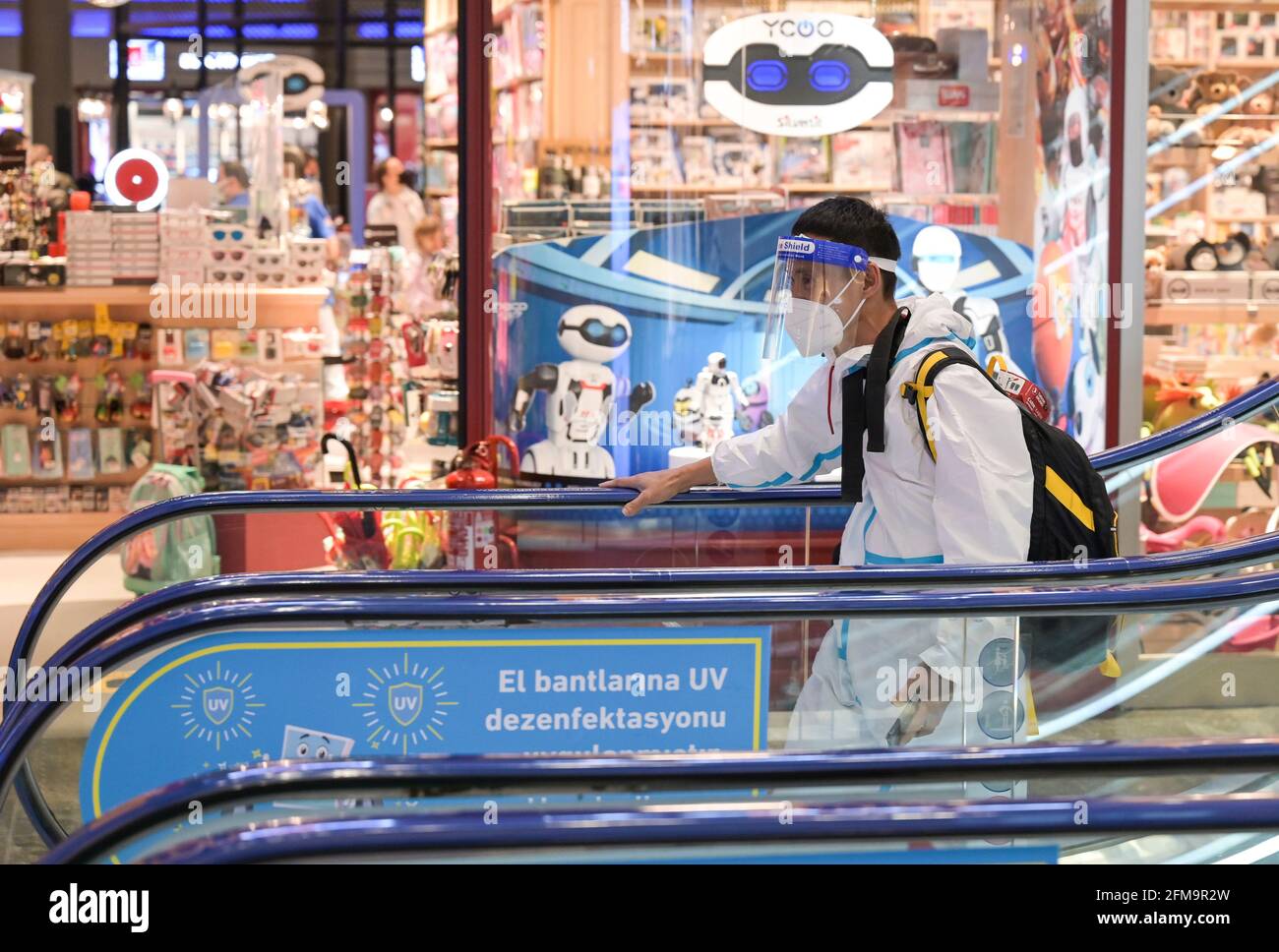 Turkey, Istanbul airport, chinese traveller with protection wear during Corona Pandemic time / TUERKEI, Istanbul Flughafen, Chinesische Reisende in Schutzkleidung während der Corona Pandemie Stock Photo