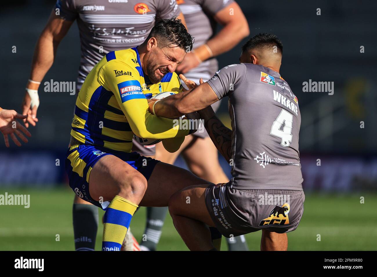 Gareth Widdop (7) of Warrington Wolves pulls the ball back from Dean Whare (4) of Catalans Dragons Stock Photo