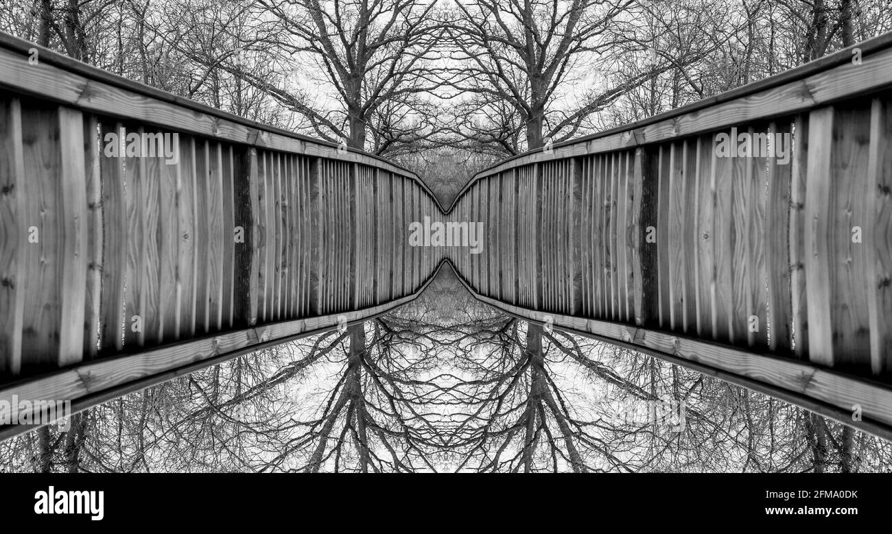 Holzbrücke gespiegelt Stock Photo