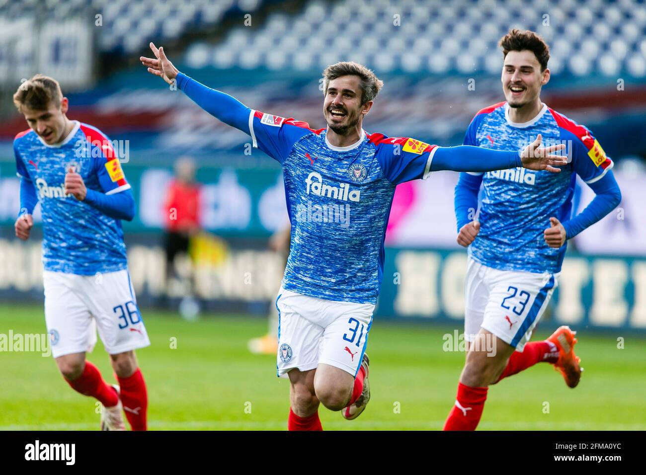 Kiel, Germany. 07th May, 2021. Football: 2. Bundesliga, Holstein Kiel - FC  St. Pauli, Matchday 32, at Holsteinstadion. Kiel's Fin Bartels (m)  celebrates his goal together with Kiel's Niklas Hauptmann (l) and