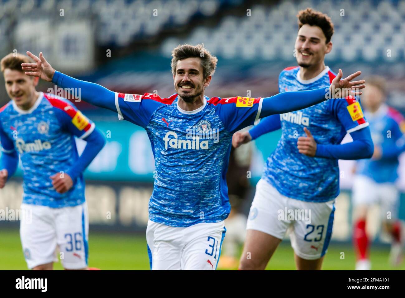 Kiel, Germany. 07th May, 2021. Football: 2. Bundesliga, Holstein Kiel - FC  St. Pauli, Matchday 32, at Holsteinstadion. Kiel's Fin Bartels (m)  celebrates his goal together with Kiel's Niklas Hauptmann (l) and