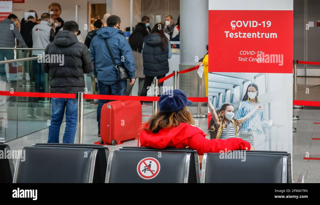 Düsseldorf, North Rhine-Westphalia, Germany - Düsseldorf Airport, Covid rapid test at the Covid-19 test center EcoCare, Easter vacationers in times of the corona pandemic show a negative corona test the