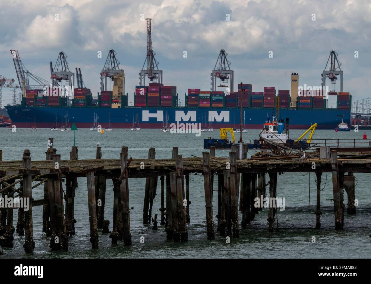 large container ship alongside unloading in the port of southampton uk Stock Photo