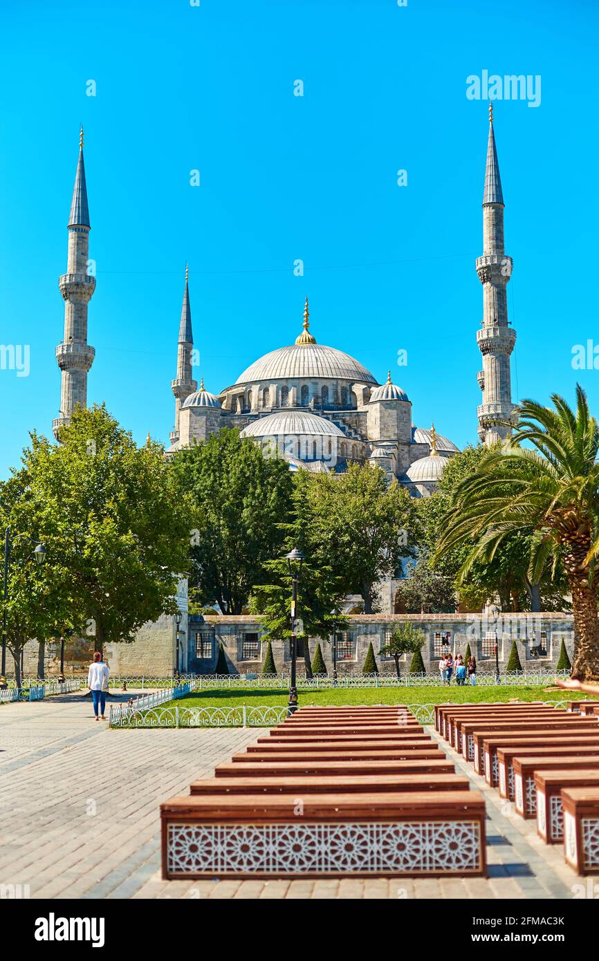 Blue Mosque in Istanbul on Sultanahmet Square Stock Photo - Alamy