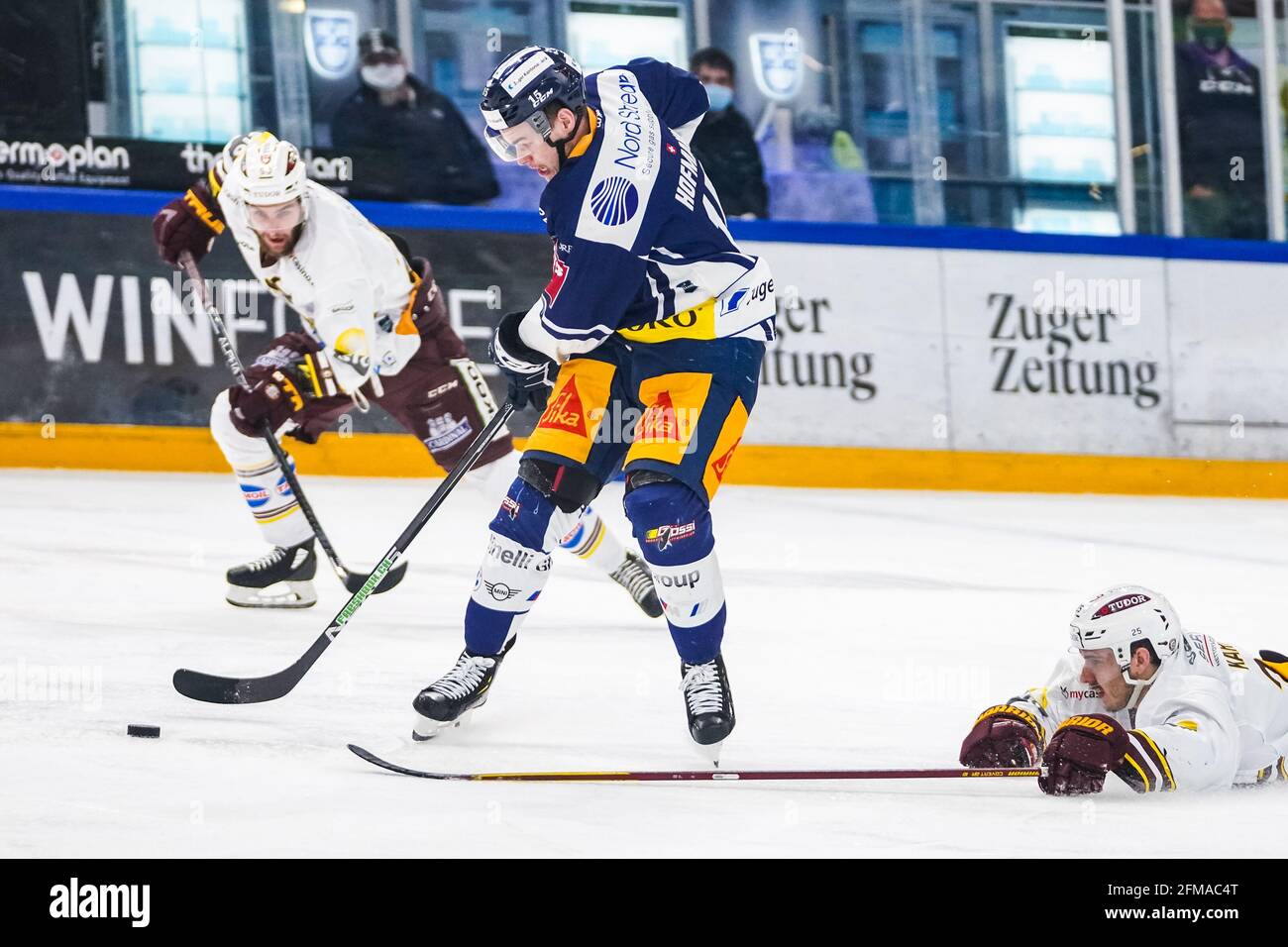Train, Switzerland. 07th May, 2021. May 7th, 2021, Zug, Bosshard Arena, NL Final - Game 3: EV Zug - Servette HC, # 15 Gregory Hofmann (Zug) dribbling in front of his goal to make it 2-1. # 25 Roger Karrer (Geneva) on the ground can no longer stop him. (Switzerland/Croatia OUT) Credit: SPP Sport Press Photo. /Alamy Live News Stock Photo