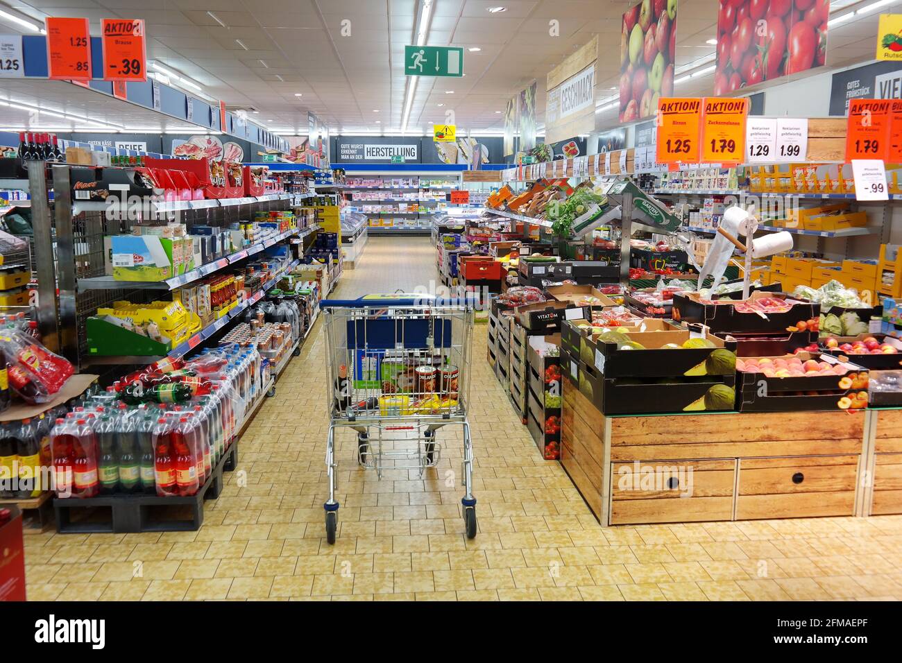 Interior of a Lidl supermarket Stock Photo - Alamy