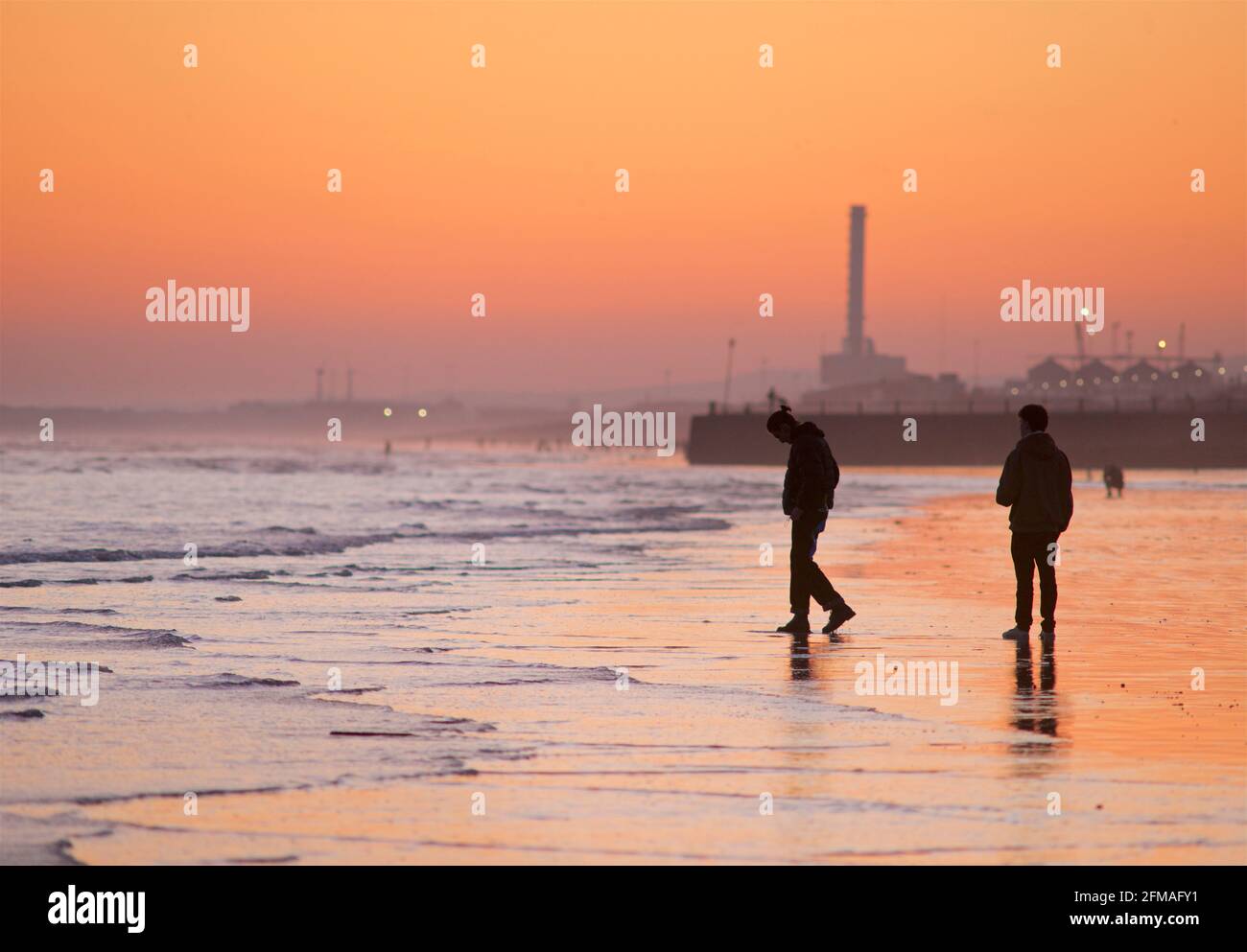 Walking sunset uk two people hi-res stock photography and images - Alamy