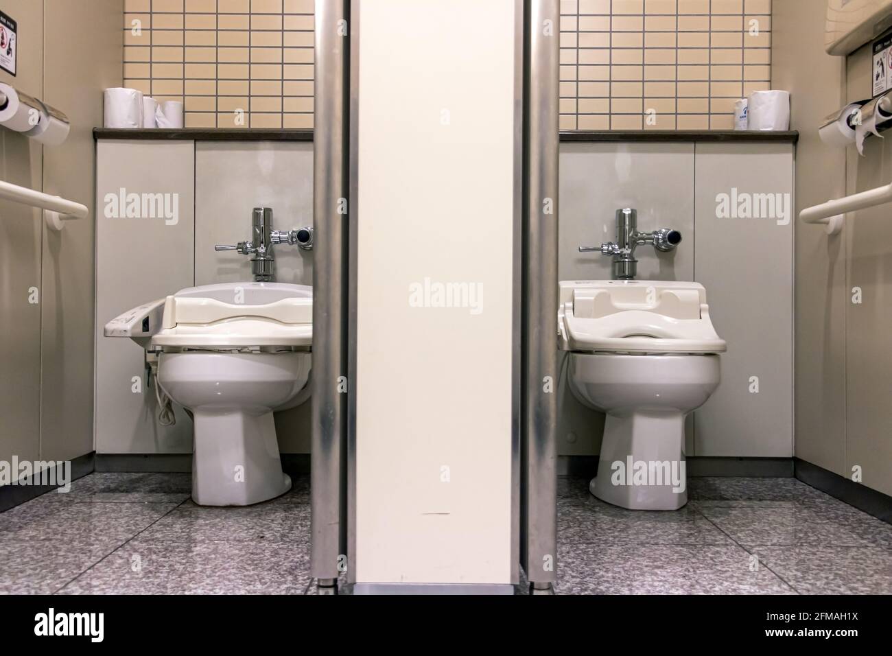 Japan toilet hi-res stock photography and images - Page 2 - Alamy