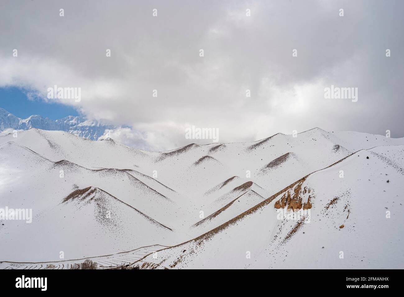 Snow capped mountains himalayas hi-res stock photography and images - Alamy