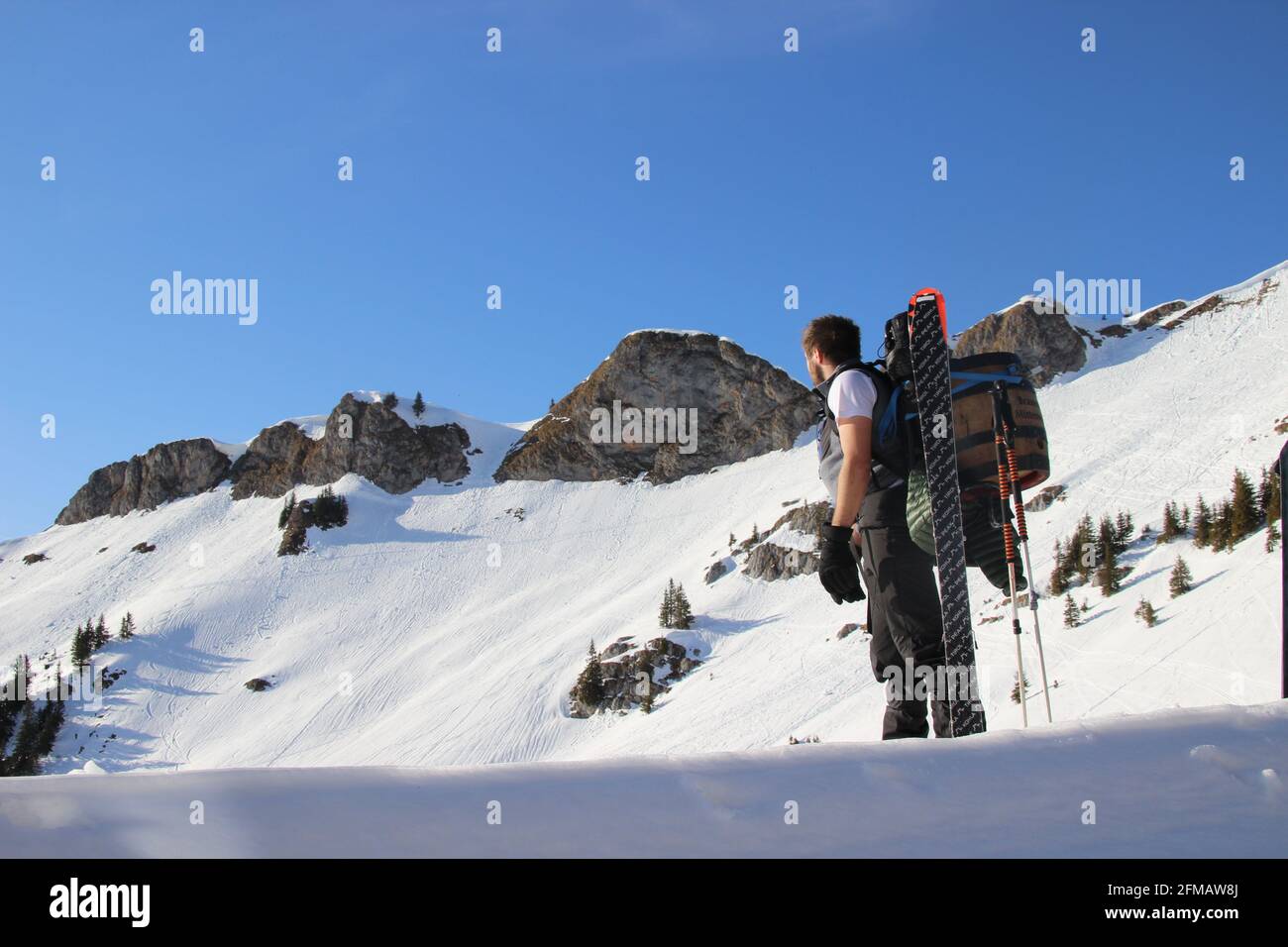Man with Mittenwald beer barrel on his back, touring skis, equipment in front of the summit ridge of the Rotwandkopf (1, 858 m) Rotwand (1, 884 m) in the Mangfall Mountains, Spitzingsee, Upper Bavaria, Bavaria, Germany, Stock Photo