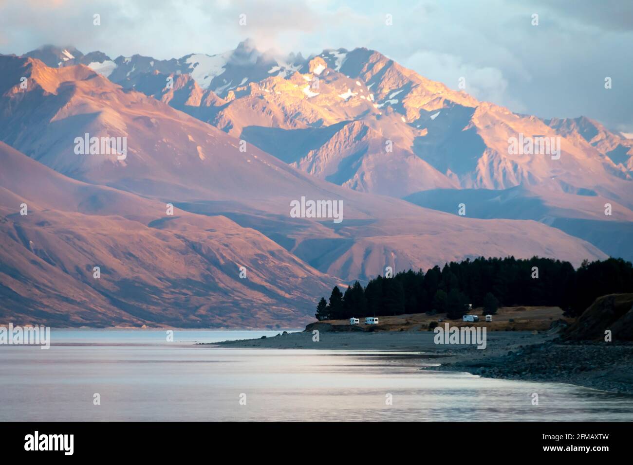 Mountains beside Lake Pukaki, McKenzie Country, Canterbury, South Island, New Zealand Stock Photo