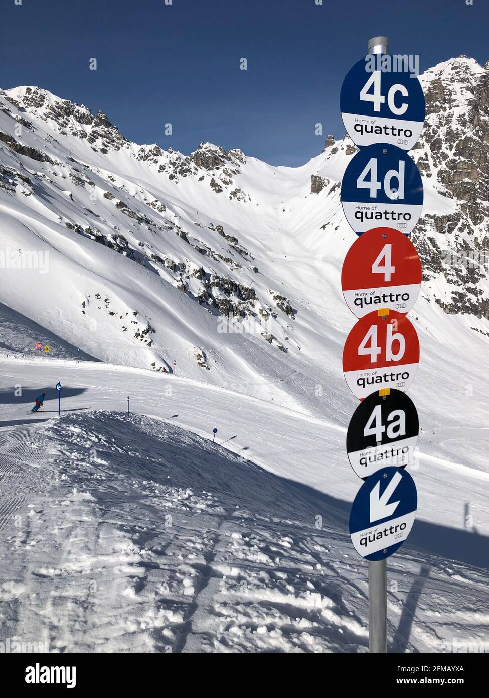 Schlick 2000 ski area, Stubai, ski slope signs blue, red, black, ski slope, mountains, winter landscape, Stubaital, Tyrol, Austria Stock Photo