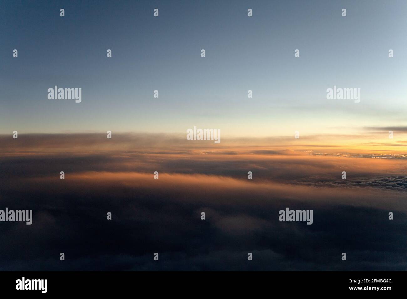 Airplane window sunset hi-res stock photography and images - Alamy