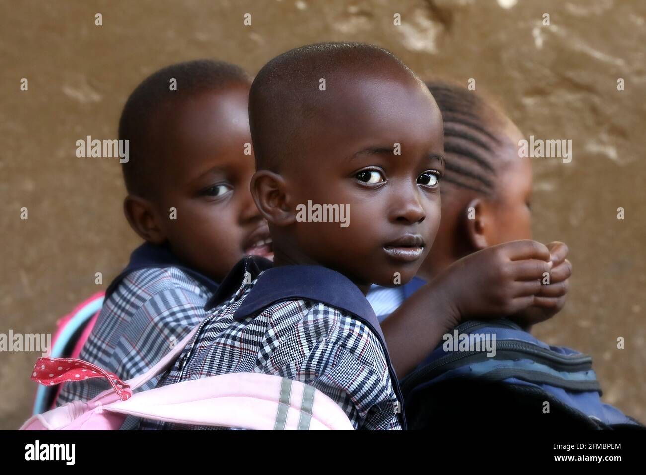 afrikanische Schülerin aus Kenia lernt in ihrem Klassenzimmer Stock Photo