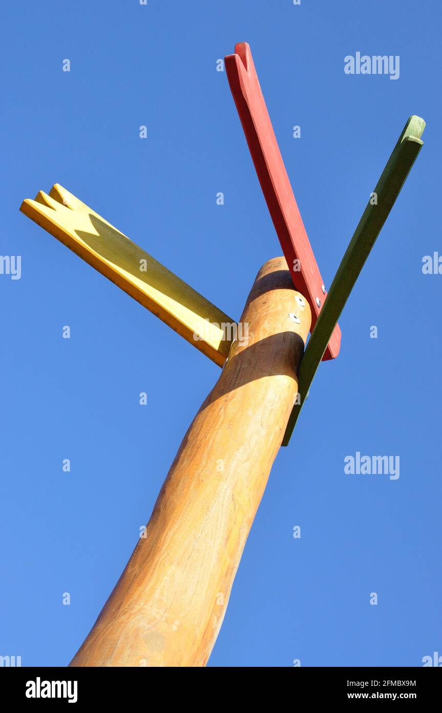 Wegweiser vor strahlend blauem Himmel auf einem Spielplatz. Stock Photo