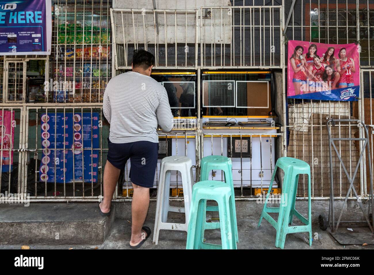 Computer Program Poor Computer gamers, Poor district of Manila, Philipines Stock Photo - Alamy