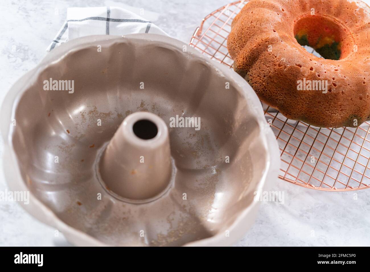 Cooling freshly baked bundt cake on a round cooling rack Stock Photo