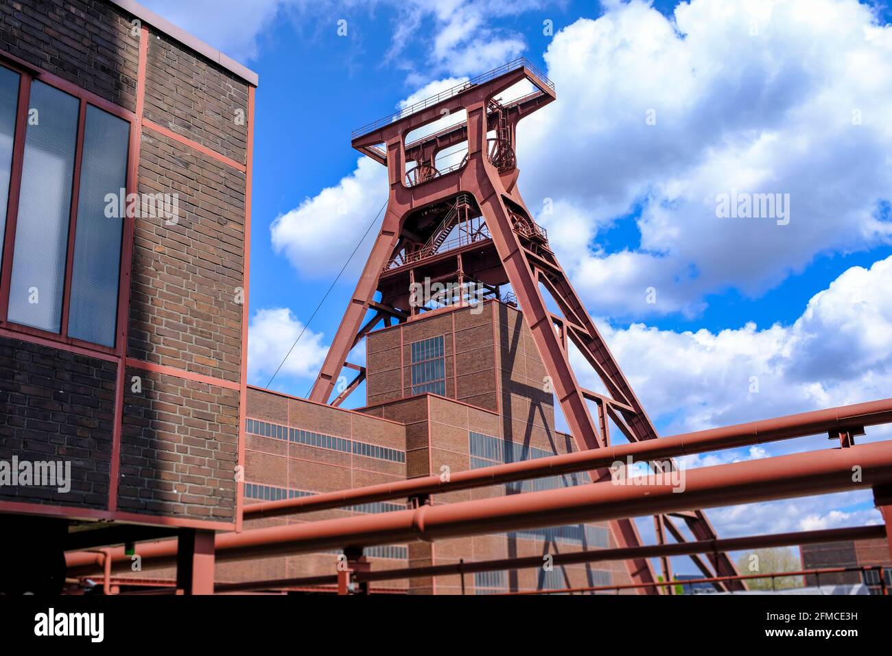 07.05.2021, Essen, Nordrhein-Westfalen, Deutschland - Foerderturm der Zeche Zollverein in Essen Stock Photo