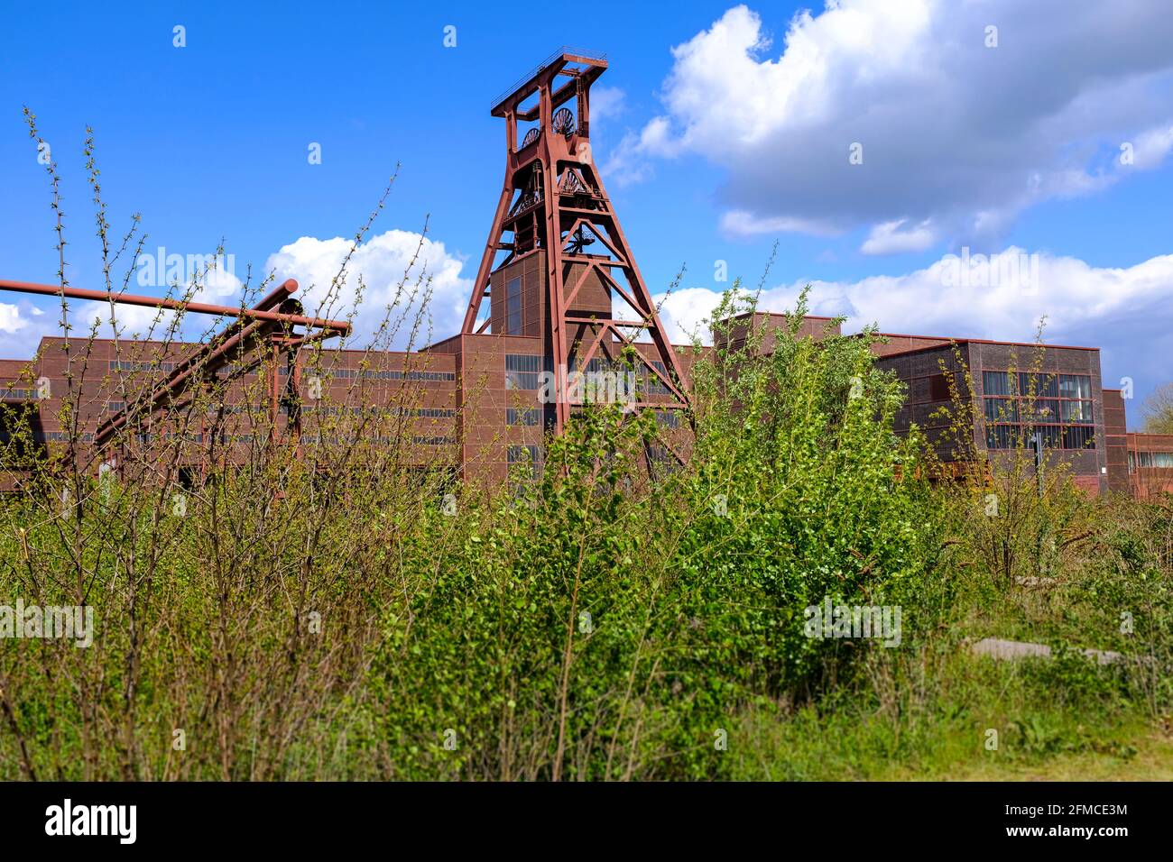 07.05.2021, Essen, Nordrhein-Westfalen, Deutschland - Foerderturm der Zeche Zollverein in Essen Stock Photo