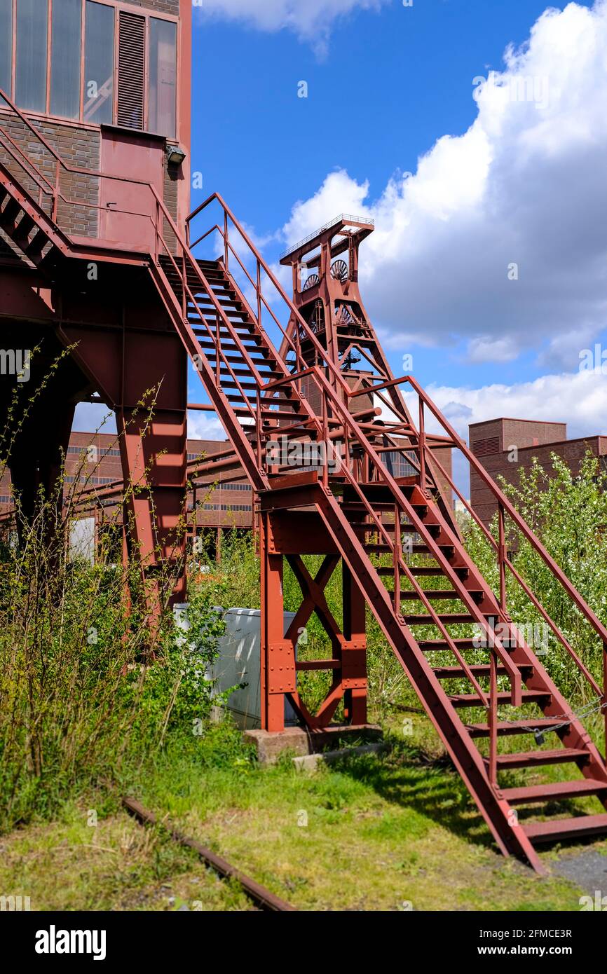 07.05.2021, Essen, Nordrhein-Westfalen, Deutschland - Foerderturm der Zeche Zollverein in Essen hinter einer Treppe der Kohlenwaesche Stock Photo
