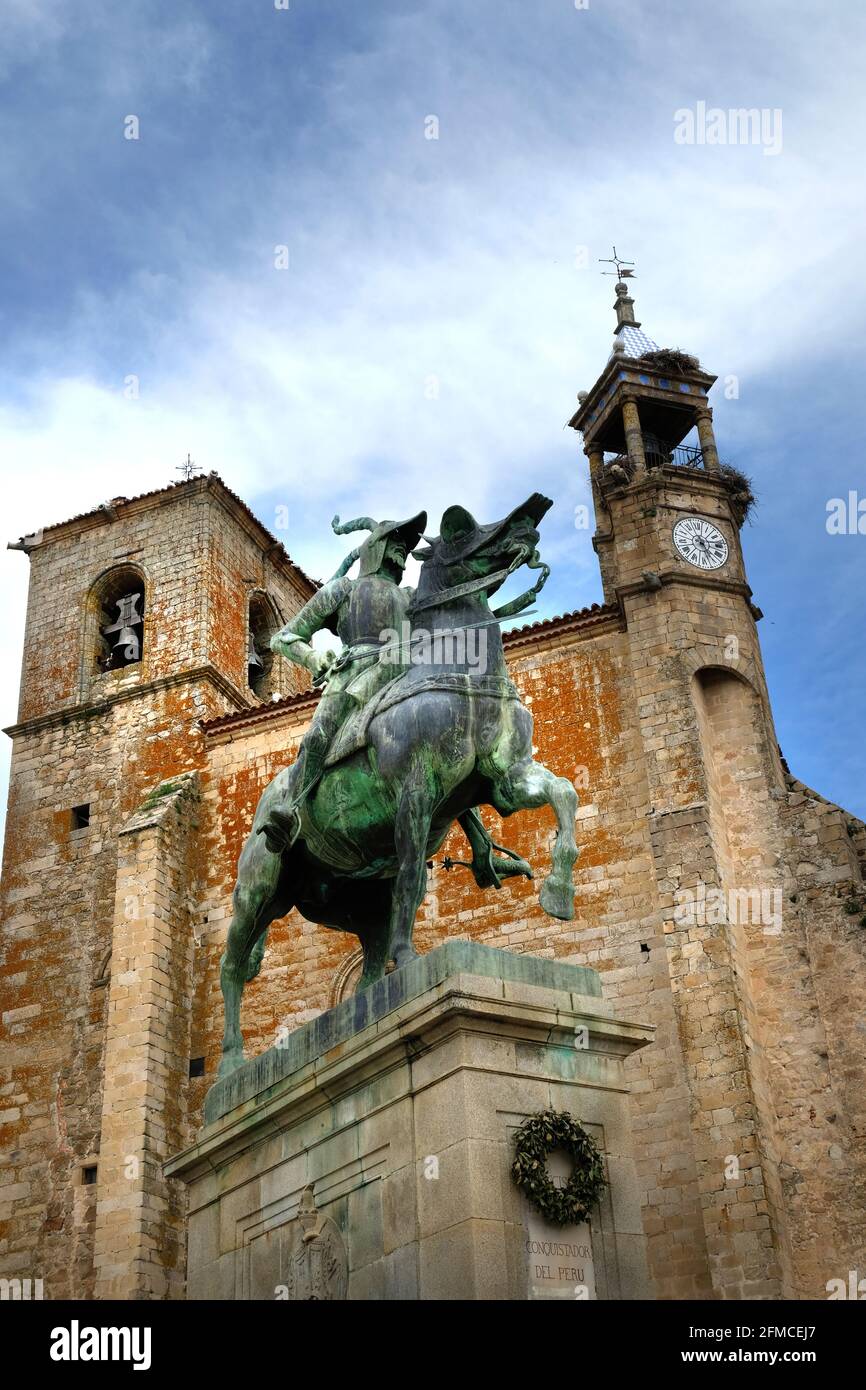 The equestrian statue of conquistador Francisco Pizarro González, Plaza Mayor, Trujillo, Cáceres, Extramadura, Spain. Behind is the Iglesia San Martin Stock Photo
