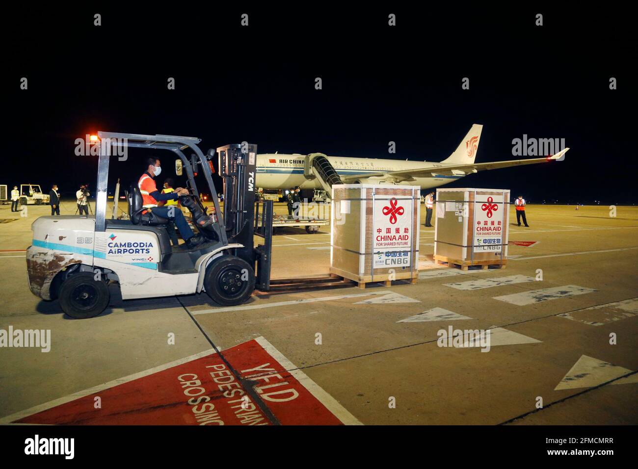 (210508) -- BEIJING, May 8, 2021 (Xinhua) -- A worker transports Sinopharm COVID-19 vaccine at the Phnom Penh International Airport in Phnom Penh, Cambodia, April 28, 2021. (Photo by Phearum/Xinhua) Stock Photo