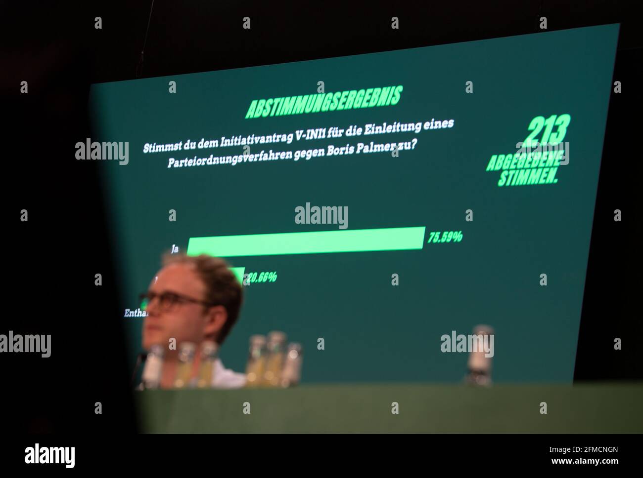 Stuttgart, Germany. 08th May, 2021. A video board at the online party conference of Bündnis 90/Die Grünen Baden-Württemberg shows the result of the vote on the motion to initiate party order proceedings against the mayor of Tübingen, Boris Palmer (Bündnis 90/Die Grünen). At the state party conference, 161 delegates voted for an expulsion procedure, 44 against and 8 abstained. Palmer had previously caused outrage on Facebook with statements about former national footballer Dennis Aogo. Credit: Marijan Murat/dpa/Alamy Live News Stock Photo