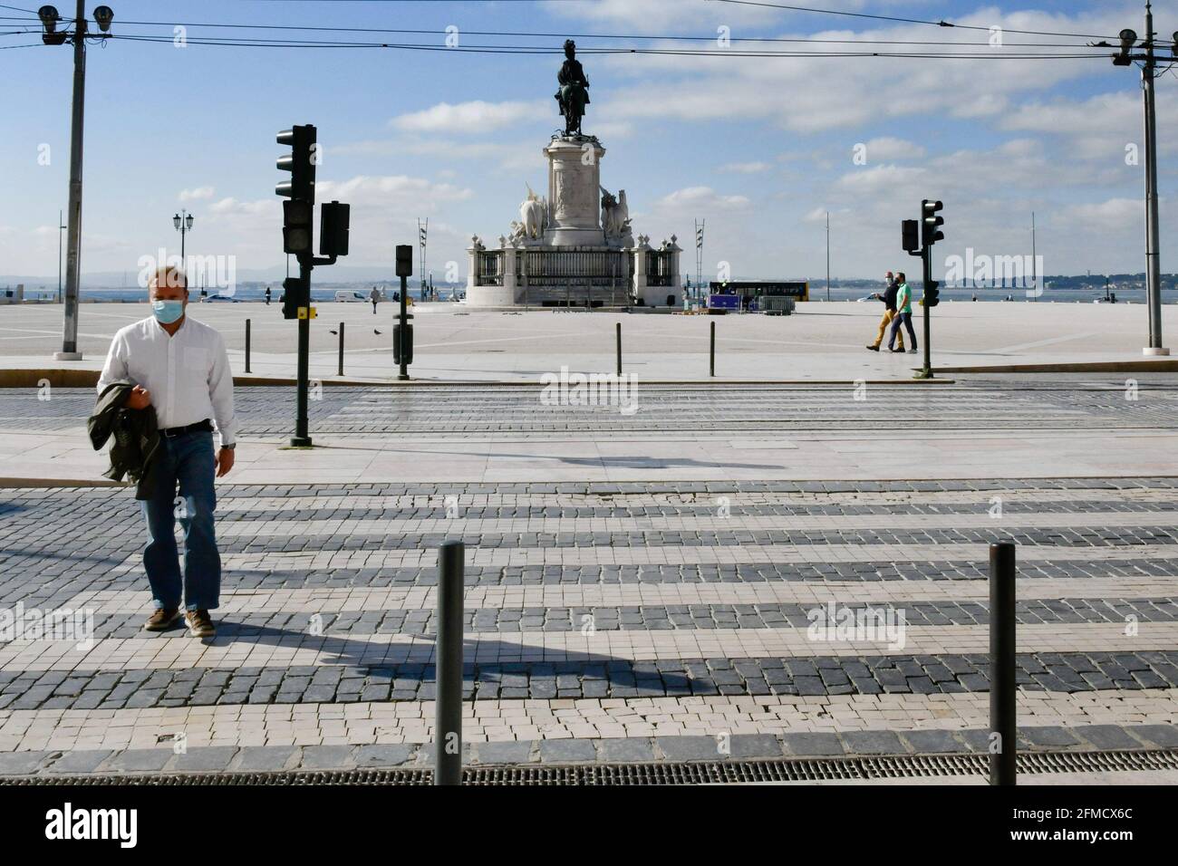 A man wearing a protective mask walks around the PraÁa de Comercio in Baixa district, Lisbon. According to data provided by the General Health Direction (DGS), Portugal is complying responsibly with all control parameters of the COVID-19 pandemic as the number of infected and dead people has dropped drastically in the last weeks. (Photo by Jorge Castellanos / SOPA Images/Sipa USA) Stock Photo