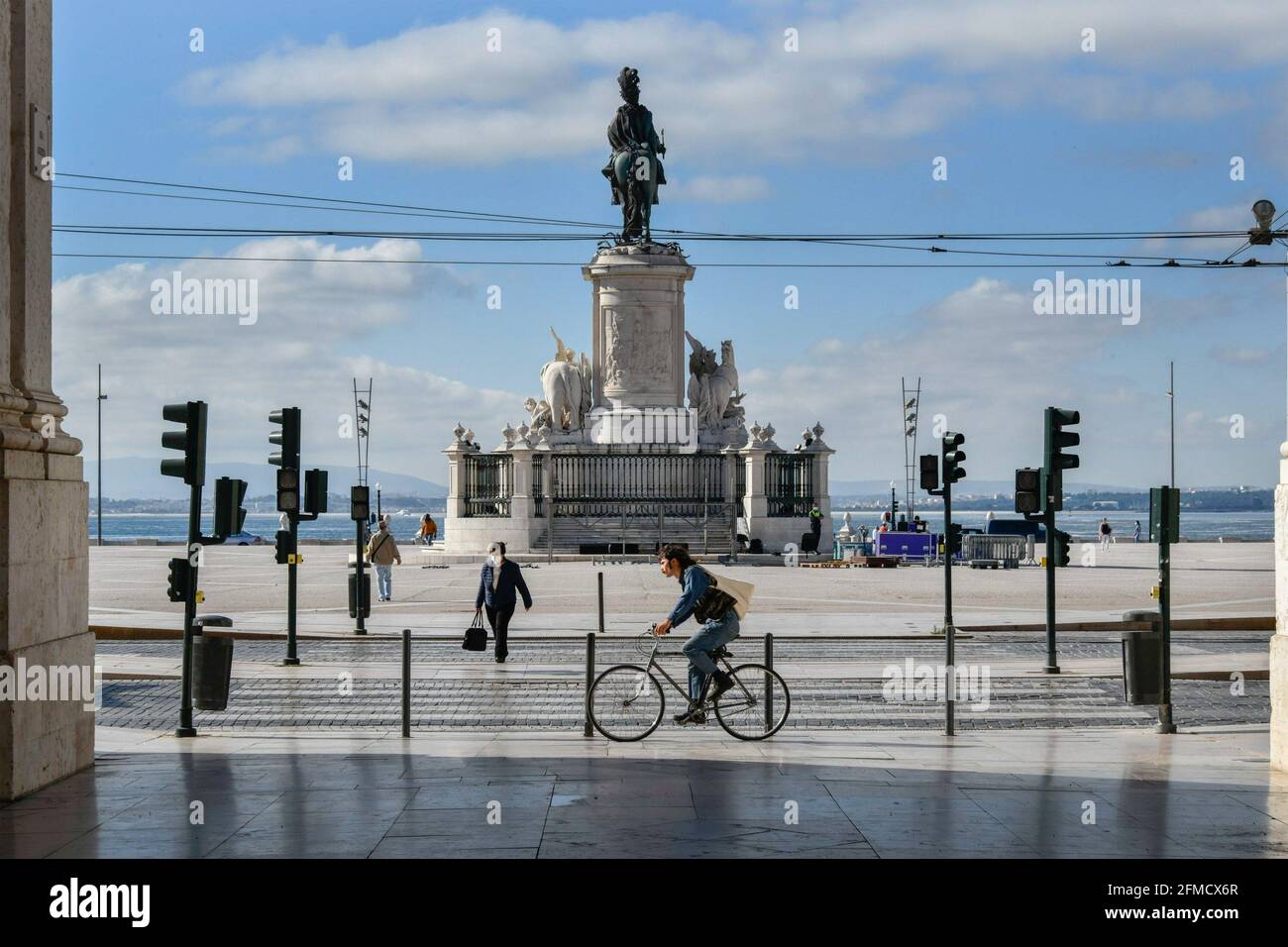 A cyclist rides around the Arco de Augusta and the PraÁa de ComÈrcio in Baixa district, Lisbon. According to data provided by the General Health Direction (DGS), Portugal is complying responsibly with all control parameters of the COVID-19 pandemic as the number of infected and dead people has dropped drastically in the last weeks. (Photo by Jorge Castellanos / SOPA Images/Sipa USA) Stock Photo
