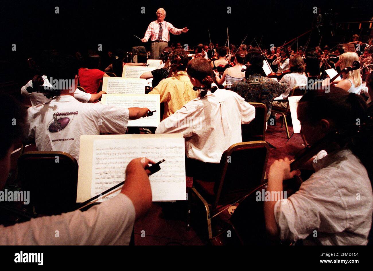 Sir Colin Davis conducts the Guild Hall School, the Paris Conservatoire and the Philarmonia Chorus in rehearsal for the proms at the Royal Albert Hall Stock Photo